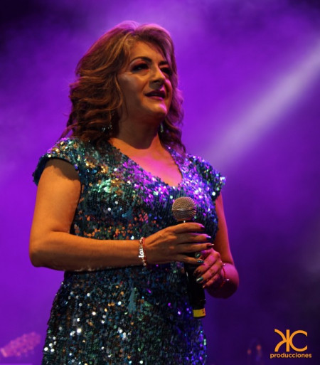 EL CD DE LOS 45 AÑOS -  PAULINA TAMAYO SE VENDIÓ EN UNA HORA 06/05/2016